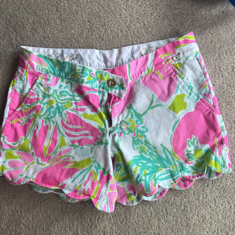 Excellent used condition Lilly buttercup shorts. Sz 0. 💙💕